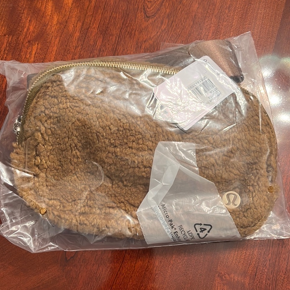 FIRM! lululemon Fleece Everywhere Belt Bag 1L (Brown) - Picture 6 of 11